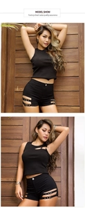 Dettaglio degli shorts neri a vita alta con tagli laterali e fibbie regolabili