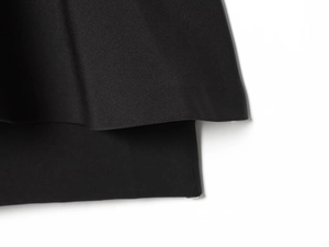 Gros plan détaillé du tissu noir à armure toile de haute qualité avec texture et ombres