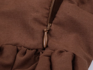 Détail de la fermeture éclair invisible sur une robe longue ethnique brodée marron
