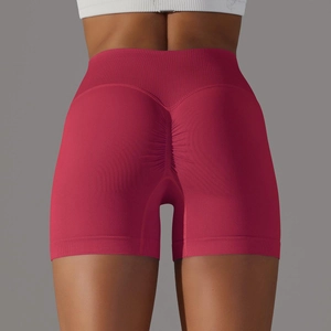 Dettaglio degli shorts sportivi rosso rosa senza cuciture a vita alta con scrunch
