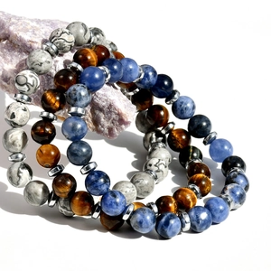 Drei Lagen Tigerauge- und Sodalith-Natursteinarmbänder mit silbernen Metallelementen