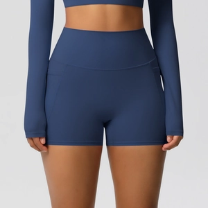 Gros plan d'un short de yoga bleu marine taille haute avec poche latérale et coutures