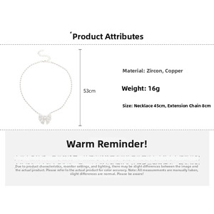 Détail du collier pendentif papillon en zircon avec sertissage de cristaux et chaîne d'extension