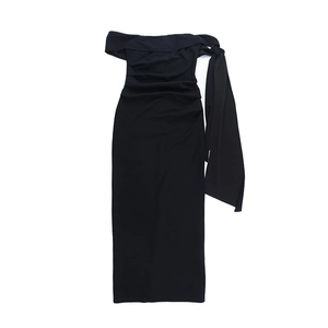 Détail d'une robe noire chic à épaules dénudées avec des liens décoratifs et tissu drapé