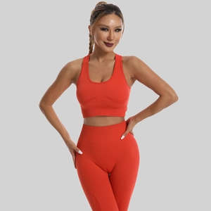 Détail de la texture côtelée sans couture et du tissu orange-rouge vif de l'ensemble