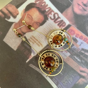 Böhmische Tropfenohrringe mit bernsteinfarbenen Perlen und Vintage Gold auf Magazin