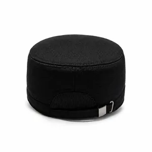 Rückansicht der schwarzen Flatcap mit Metallschnalle und gerippten Stoffdetails