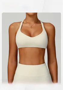 Detaillierte Ansicht des cremeweißen Sport-BHs mit Cut-out-Rücken und hoher Yoga-Leggings