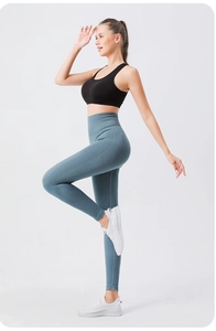 Détail du legging de yoga sans couture taille haute montrant l'élasticité du tissu
