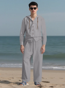 Détail de la texture en coton et lin gris de cet ensemble de plage à capuche pour hommes