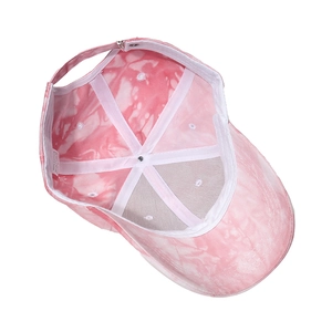 Dettaglio interno del cappellino in cotone tie-dye rosa con cuciture a sei pannelli e fibbia