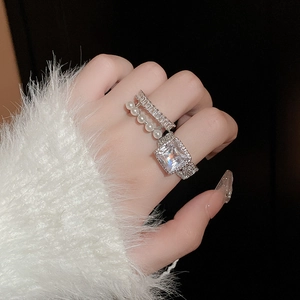 Vue macro du zircon carré et du détail de l'incrustation de perles sur la bague