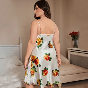 Nuisette satinée grande taille imprimé roses avec dos nu pour un style de nuit élégant