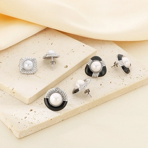 Détails de boucles d'oreilles perles géométriques avec émail noir et finition argent