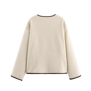 Giacca beige in pile con bordi marrone scuro, taglio ampio, vista posteriore su sfondo bianco