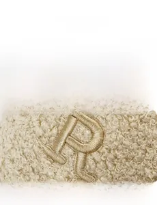 Détail de la texture polaire teddy kaki et de la broderie 3D de la lettre R sur la casquette