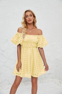 Détail de la robe mini jaune à épaules dénudées avec texture jacquard à carreaux