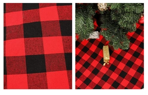 Détail de la jupe de sapin de Noël à carreaux rouges et noirs avec texture du tissu