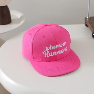 Détail de la casquette snapback rose en coton avec broderie Runners blanche