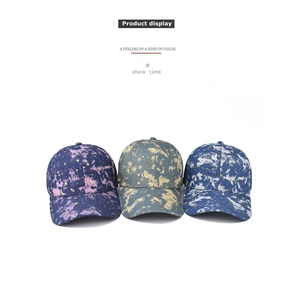 Detailopname van baseballpetten met sterren- en maanpatronen in tie-dye kleuren