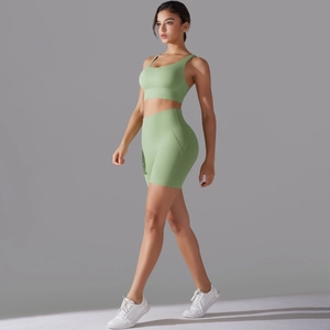 Dettaglio del set fitness senza cuciture verde chiaro con reggiseno e pantaloncini a vita alta