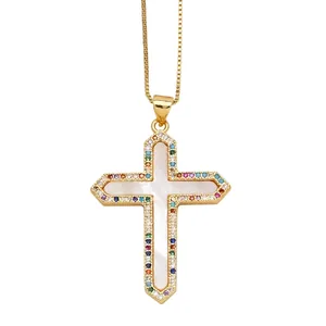 Collar con colgante de cruz en nácar blanco y piedras preciosas de colores en cadena de oro