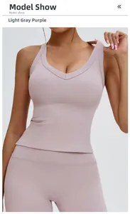 Détail du débardeur de yoga violet gris clair avec col en U et tissu à séchage rapide