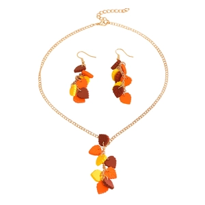 Set collana e orecchini a foglia d'acero con ciondoli in resina giallo e arancio autunno
