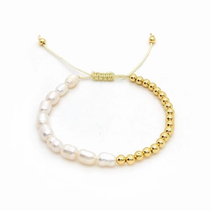 Elegantes mehrlagiges Armband mit Naturperlen, Goldperlen und gelber Webkordel