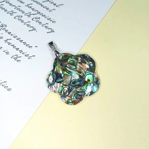 Makroansicht von Blumen-Abalone-Muschel-Mosaik-Anhänger mit schillerndem Perlmutt-Glanz