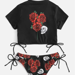 Bikini deux pièces noir imprimé rose et crâne avec haut à cordon et bas à nouer sur les côtés