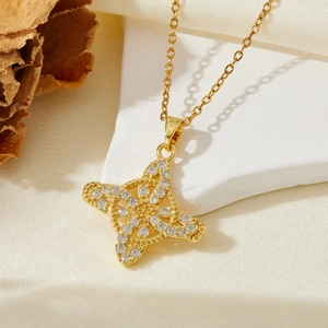Gros plan d'un pendentif étoile celtique dorée avec zircon sur fond de soie élégante