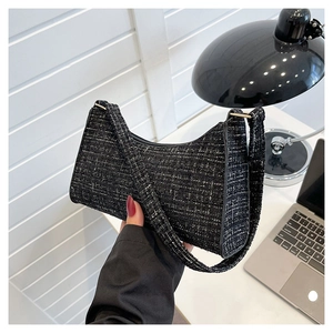 Gros plan sur la texture en tweed noir et blanc avec une boucle en métal doré chic