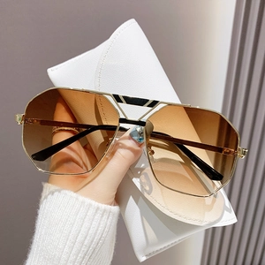 Klassische Polygon-Sonnenbrille mit goldenem Metallrahmen, Verlaufsgläsern und Etui