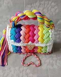 Detailansicht der Regenbogen-Häkeltasche mit goldener Herzkette und Quasten-Akzent