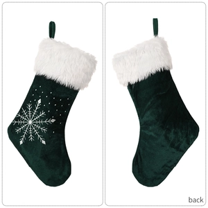 Chaussette de Noël en velours vert foncé avec fourrure blanche et broderie flocon argentée