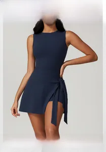 Détail de la robe de tennis bleu marine avec tissu respirant et taille nouée croisée