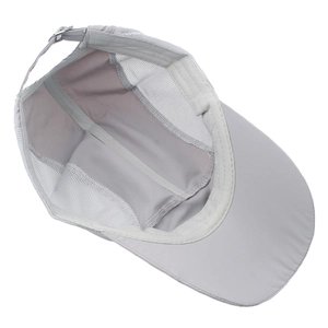 Détail de la casquette de sport grise avec mesh respirant et boucle en métal réglable