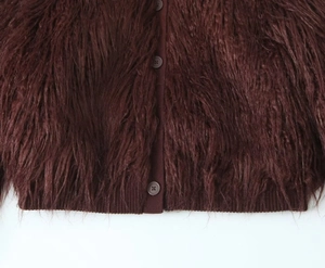 Détail du cardigan bordeaux en fausse fourrure avec maille pelucheuse et boutons assortis