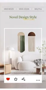 Dettaglio di un arazzo in macramè con tavola di legno semitonda in un soggiorno in stile moderno