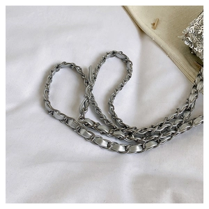 Detaillierte Makroansicht des silbernen geflochtenen Metallkettenriemens dieser Tasche
