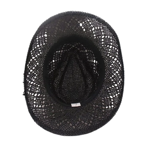 Dettaglio del cappello di paglia nero con maglia traspirante ed etichetta interna