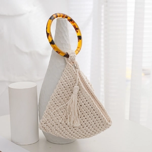 Pochette triangle en crochet crème avec poignée anneau en résine ambre et pompon doux