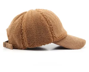 Vue latérale d'une casquette en polaire camel avec visière en velours et boucle en métal