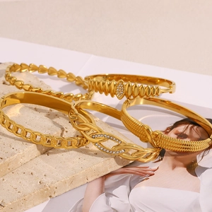 Set of four 18K gold plated stainless steel bracelets with heart chains and crystals