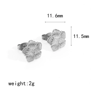 Detailed measurement view of silver flower stud earrings showing 11.6mm width and 2g weight
