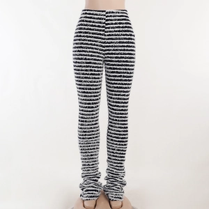 Gros plan sur le tissu en maille pelucheuse à rayures noir et blanc du pantalon