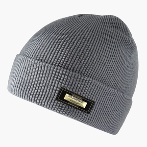 Dettaglio del berretto in maglia a coste grigio con stemma Classic Fashion sul bordo