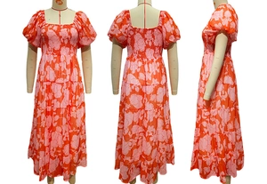 Vue triple d'une robe fleurie montrant le buste smocké et les manches bouffantes