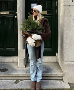 Chic winter style with brown faux fur jacket, white beanie, and platform snow boots